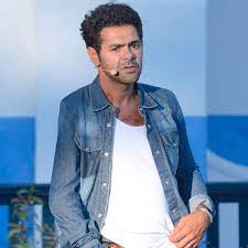 La main de jamel debouse. Jamel Debbouze Sur Son Accident J Ai Traverse Les Rails En Pleine Nuit Sans Regarder Elle