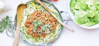 Jede portion hat weniger als 450 kcal. Zucchininudeln Alla Bolognese Zoodles Low Carb Frei Von Kohlenhydraten Schnelles Mittagessen Gesundes Essen Gesundes Rezept Paleo Aip Ohne Getreide Glutenfrei Laktosefrei Ideal Zum Abnehmen Real Food Kalorienarm Abendessen Mit Wenig