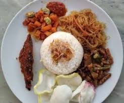 Nasi uduk ikan tongkol Sambil duduk kita senggol 😄😄😄