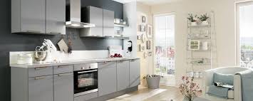 Le gris et toutes ses nuances sont très en vogue dans l'univers déco. Cuisine Sur Mesure Economique Aux Facades Mates Ou A L Aspect Bois