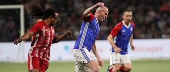 Les plus nostalgiques retrouvent la bande à zizou autour du plus précieux trophée remporté par la france du sport, la coupe du monde.ils sont tous là, de fabien barthez à zinedine zidane, en passant avis utilisateurs sur fond d'écran equipe de france 1998. L Equipe De France 98 Rechausse Les Crampons Avec Un Zidane Magistral Le Point