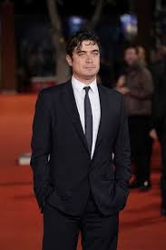 A rivelarlo, con tanto di foto probatorie. Pin By Kellybelly On Riccardo Scamarcio Suit Jacket Style Jackets