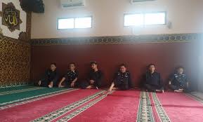 Untuk dapat menjalankan makna dua kalimat syahadat, tentu kita harus terlebih dahulu memahami maknanya. Perhatikan Bacaan Dua Kalimat Syahadat