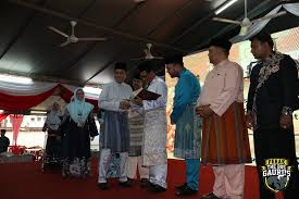 They were very happy and impressed to meet the students and inquired them on their studies and universities. Perak Fc On Twitter Pafa Berbesar Hati Untuk Berbuka Puasa Bersama Sama Penghuni Rumah Anak Anak Yatim Nurul Iman Yang Turut Disertai Presiden Dato Seri Ahmad Faizal Bin Azumu Dan Isteri Datin Seri Dr