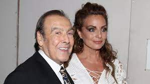 Δόξα τω θεώ είναι καλά και η οικογένεια είναι. Ama8oj Ngu0jum