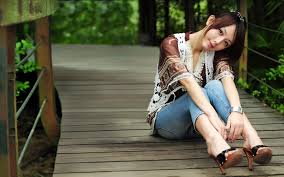 Girl In School Style et Simple Dress Taking Rest On Wooden Stages ...