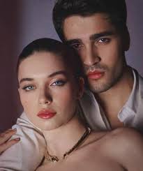 Hoy 24 de diciembre es el cumpleaños del actor turco Burak Özçivit. Muchas  felicidades. 🇹🇷🎊 Aprovecho para desearles una feliz navidad a todos los  miembros de este grupo, bendiciones a todos. 😊✨️🎄