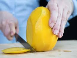 Befolgen sie diese tipps, um ihre erfahrung wenn sie mit dem schneiden der mango fertig sind, sollten sie mehrere scheiben mango mit der schale und den knochen auch mit einer kleinen. Mango Schneiden Schritt Fur Schritt Berlin De