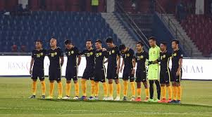 Sebelum memulai permainan sepak bola kertas bekas ini, kalian harus mempersiapkan alat dan bahan yang dibutuhkan untuk menciptakan permainan ini, misalnya seperti Penyokong Ini Memberikan 3 Cadangan Kepada Tmj Untuk Memperbaiki Bola Sepak Malaysia