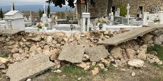 «ασυνήθιστο φαινόμενο» λένε οι σεισμολόγοι. 8hba Zhmies Se Nekrotafeio Prokalese O Seismos Ellada Iefimerida Gr