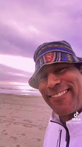 A man tells his doctor, “Doc, help me. I’m addicted to Twitter!”The doctor  replies, “Sorry, I don’t follow you …” 👨🏽‍⚕️😂