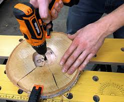 Wanduhr ist aus holz der aprikose geschnitzt. Diy Wanduhr Aus Baumscheibe Globus Baumarkt