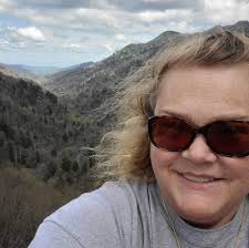 I need help deciding when is the best time to go to gatlinburgh when we can  see the vibrant color of autumn?! Thanks in advance