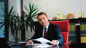 Як ми можемо вам допомогти? Predstavljamo Karlheinz Dobnigg Generalni Direktor Raiffeisen Bank D D Bih Udruzenje Banaka Bosne I Hercegovine