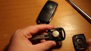 Batterie Wechseln Bei 2 Skoda Schlusseln Youtube
