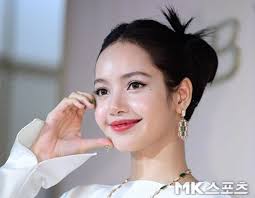 In fact, it's an admission of romantic relationship. Lisa, a member of the  group Black Pink, self-ce..