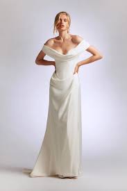 Tra le tendenze degli abiti da sposa 2021 riconosciamo subito i vestiti avorio e crema, che cercano di prendere il posto del classico bianco candido, e le proposte in stile boho chic, il più delle volte abbellite da splendide maniche sia ricamate che più ampie e voluminose. Wedding Dress Trends Fall Winter 2021 2022 New Tess