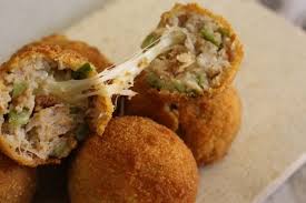 Polpette di paneingredienti:pane raffermo q.b.;3 uova;sale;pepe;pan grattato q.b.;formaggio grattugiato q.b.;prezzemolo tritato. Polpette Pane Olive E Tonno Ricetta Senza Nichel Con Cuore Filante Il Pizzico Di Sale