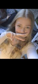 Hej! Jag heter Caitlin och är 15 år, och jag behöver tjäna lite mer pengar  inför gymnasiet. Därför kan jag rasta hundar under kvällarna och helger  terminen framöver. Jag bor i norra