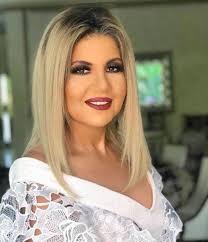 شقيقتها هي الإعلامية الراحلة (أحلام شلبي) وهي التي أدخلتها إلى مجال الإعلام وسهلت لها الطريق في بدايتها. Ø£ÙŠÙ† Ù‚Ø¶Øª Ø¨ÙˆØ³ÙŠ Ø´Ù„Ø¨ÙŠ Ù„ÙŠÙ„Ø© Ø°ÙƒØ±Ù‰ Ø±Ø­ÙŠÙ„ Ø²ÙˆØ¬Ù‡Ø§ Ù…Ø­Ù…ÙˆØ¯ Ø¹Ø¨Ø¯ Ø§Ù„Ø¹Ø²ÙŠØ² Ù„Ù† ØªØµØ¯Ù‚ Ù…Ø¬Ù„Ø© Ø§Ù„Ø¬Ù…ÙŠÙ„Ø©