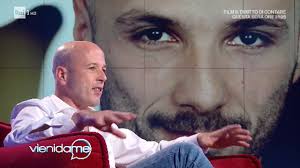 Jason lee von flue (born august 1, 1975) is an american mixed martial artist who appeared on the second season of the ultimate fighter.a professional competitor since 1999, he has competed for the ufc, wec, strikeforce and king of the cage. Il Fratello Di Alex Baroni A Vieni Da Me In 25 Giorni In Ospedale Fu Un Invasione Di Affetto E Balivo Si Commuove Giornale Di Sicilia