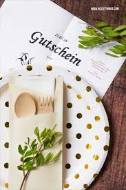 Gestalten sie selbst eine vorlage oder pausen sie das motiv ihrer wahl ab und zeichnen diese auf papier. Restaurant Gutschein Verpacken Kreative Diy Verpackungsidee Als Geschenk Nicest Things