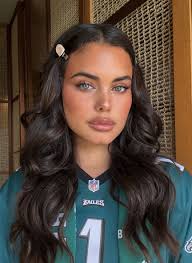 If you are αη Eagles, fan, raise, raise your hand תעי" ان EAGLES 手 If not  raise you standards!