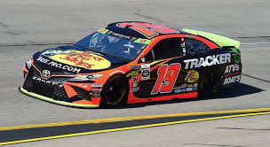 Nascar cars can clock speeds above 200 miles per hour (mph) and an astonishing 0 to 60 mph in 3 to 3.5 seconds. Richmond Cup Practice Results Speeds Nascar Com