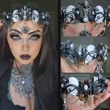 Hey all, I was curious if you guys knew about agents. I am looking to get  my art featured in more spaces, but I create sculpted crowns, so it is  quite niche