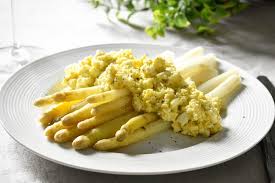 Una preparazione piuttosto rapida e un risultato di grande effetto. Asparagi Bianchi Alla Veneta Bacchette E Pomodoro