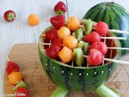 Une Salade De Fruits Originale Un Barbecue Pasteque Sur Lequel On Grille De Jolies Brochettes Brochette Fruits Salade De Fruits Originale Recette Pasteque