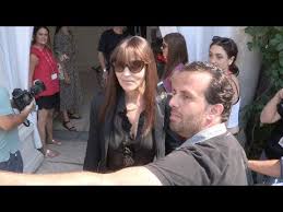 Le prime foto patinate della figlia di monica bellucci e vincent cassel lasciano a bocca aperta. Monica Bellucci And Vincent Cassel Pose With Fans In Venice Youtube