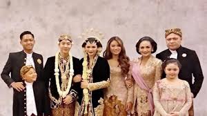 She is the daughter of trenggono and rachma widadiningsih. Krisdayanti Bahagia Lihat 2 Anak Laki Lakinya Kompak Memakai Beskap Showbiz Liputan6 Com