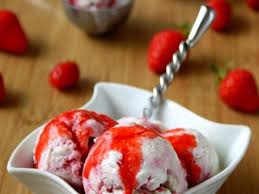 Glace Au Mascarpone Marbree Vanille Et Fraises Sans Sorbetiere Recettes Recette Recette Glace Recettes De Glaces Maison Alimentation