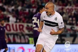 Un buen compilado de santiago el tanque silva, un reconocido delantero uruguayo que tiene una gran trayectoria por el fútbol de la primera division de. Con Gol Del Tanque Silva Gimnasia Elimino A River Ovacion 29 11 2018 El Pais Uruguay