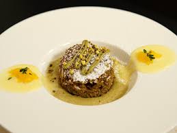 Finden sie hochwertige fotos, die sie anderswo vergeblich suchen. Das Perfekte Dinner Rezepte Zucchinikuchen Mit Pistazienmousse Und Ganache Aus Weisser Schokolade