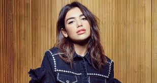 In the past, icons like madonna, elton john, jennifer lopez, and lady gaga have featured in versace's seasonal imagery, and for fall/winter 2021, dua lipa joins the illustrious club. Dua Lipa Tickets Fur 2021 2022 Tour Information Uber Konzerte Touren Und Karten Von Dua Lipa In 2021 2022 Wegow Deutschland
