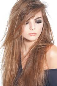 Faites une frange ou une mèche sur le côté pour créer l'illusion d'un front plus petit et donc d'un visage moins en longueur. Coupe De Cheveux Long Degrade Avec Frange Sur Le Cote