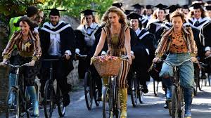 Preparatevi a cantare e ballare, ridere e amare di nuovo. Mamma Mia Ci Risiamo Lily James Nella Prima Featurette Del Film