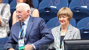 In august 2020, navratilova along with 300+ women signed a letter to the national collegiate athletic association in support of an idaho law that bans transgender female student athletes from competing. Margaret Court Wird Am Montag Geehrt Kritik Von Navratilova Eurosport