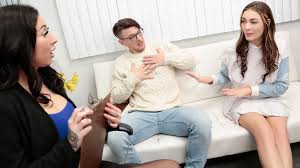 La dottoressa tettona lily lane aiuta la procace figliastra Jc wilds a  legarsi con il suo patrigno - terapia del pervertito