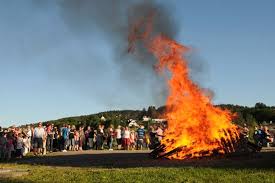 Midtsommer feires på liknende vis flere steder i europa, blant annet under midsommarhelgen i sverige. Nyheter Sommer Vet Du Egentlig Hvorfor Vi Feirer Sankthansaften