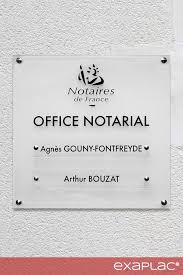 Support Multi Plaques Pour Des Notaires Le Fond Est Realise En Plexiglas Depoli Avec Un Marquage Noir Sur Lequel Plaque Professionnelle Plaque Professionnel