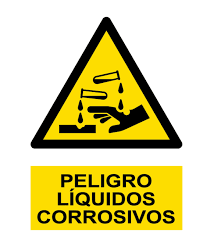 Señalética de prevención de corrosión: Un derrame controlado de líquido en un área de laboratorio con un pictograma de riesgo químico GHS05 en primer plano.