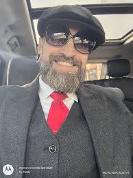 Women complimenting men's appearance