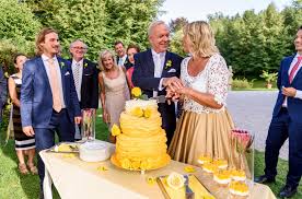 In 'sturm der liebe' staan de levens en vooral de liefdesperikelen van het personeel en de gasten van hotel fürstenhof centraal. Sturm Der Liebe Steigt Bald Eine Weitere Rolle Aus Express De