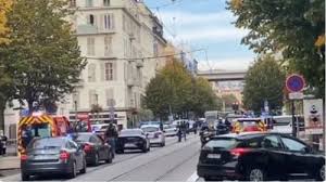 Autorul atentatului de la nisa de la 14 iulie soldat cu cel puţin 84 de morţi, tunisianul mohamed lahouaiej bouhlel, 'a beneficiat de susţinere şi complicităţi', a anunţat joi procurorul responsabil de anchetă, francois molins, citat de afp, reuters şi dpa. Atac Nisa Mobile