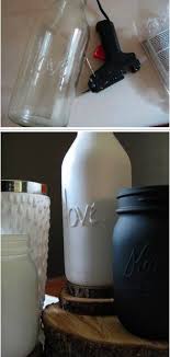 Diy Decorer Une Bouteille Avec Un Pistolet A Colle Bricolage A Base De Bouteilles Artisanat Bricolage Creations Avec Bouteille De Vin
