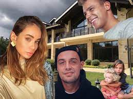 Женщина официально подтвердила этот факт и призналась, что от предыдущего молодого человека сделала аборт. Poka Majami Potiraet Ruchki Ajza Reshila Povesit Synovej Na Gufa