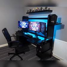 Noie Immacule Pour Un Bureau Simple Et Sobre Certie De Triple Moniteur Triple Screen Smarttech Run Lareunion Deco Figu Bureau Simple Informatique Bureau